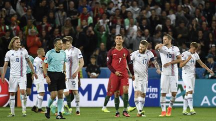 Cristiano Ronaldo, seul face aux Islandais (JEFF PACHOUD / AFP)