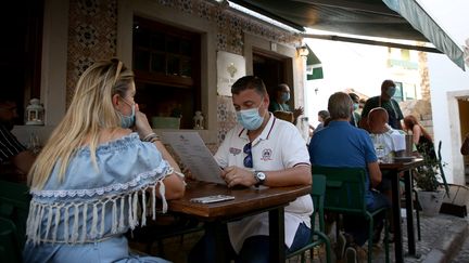 Une terrasse de restaurant à Sesimbra (Portugal) le 9 juillet 2021 (PETRO FIUZA / XINHUA)