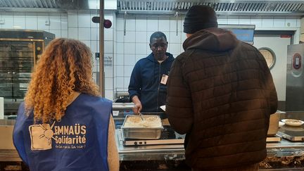 Une personne sans-abri accueillie dans la cantine solidaire du 16e arrondissement, le 18 janvier 2024 (FARIDA NOUAR / FRANCEINFO / RADIO FRANCE)