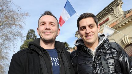 Vincent et Bruno, photographi&eacute;s le 12 janvier 2013 &agrave; Montpellier (H&eacute;rault),&nbsp;sont le premier couple de m&ecirc;me sexe &agrave; s'&ecirc;tre mari&eacute;s en France. (PASCAL GUYOT / AFP)