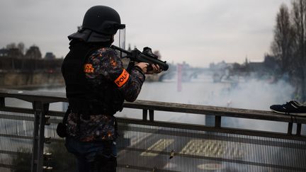 Un policier armé d'un lanceur de balles de défense, le 5 janvier 2019 à Paris, lors d'une manifestation des "gilets jaunes". (MARION VACCA / HANS LUCAS)