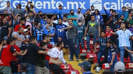 Des affrontement ont eu lieu lors du match de première ligue mexicaine entre&nbsp;Querétaro et Atlas. (ENRIQUE CONTLA / EFE)