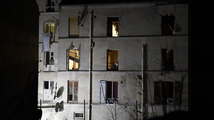 L'immeuble de Saint-Denis (Seine-Saint-Denis) contre lequel a été donné l'assaut, le 18 novembre 2015. (ERIC FEFERBERG / AFP)