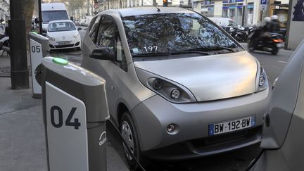 Une voiture Autolib', dans les rues de Paris. (SERGE ATTAL / ONLY FRANCE)