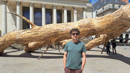 L’artiste brésilien Henrique Oliveira devant son oeuvre "Le rêve de Fitzcarraldo" à Nantes (Loire-Atlantique), juillet 2024 (ANNE CHEPEAU / FRANCEINFO / RADIO FRANCE)