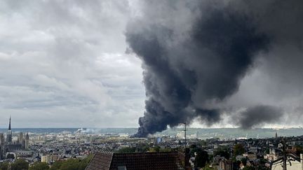 L'usine Lubrizol à Rouen (Seine-Maritime) a été touchée par un violent incendie, le 26 septembre 2019. (JEAN-JACQUES GANON / AFP)