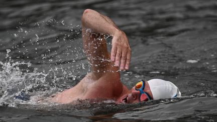 Le nageur britannique Lewis Pugh, le 13 septembre 2023, dans l'Hudson River, à New York. (ED JONES / AFP)