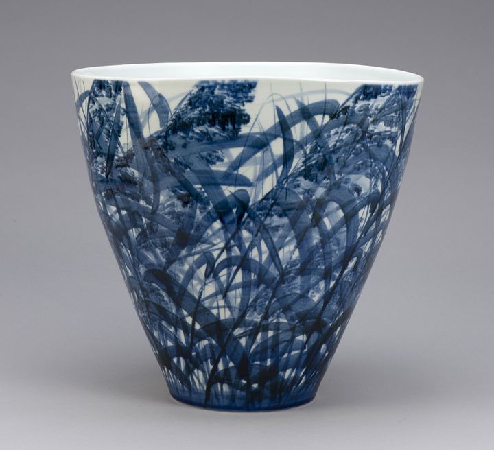 Bai Ming, Chant du vent dans les roseaux, 2011, Porcelaine, bleu de cobalt sous couverte, collection de l'artiste
 (Atelier Bai Ming)