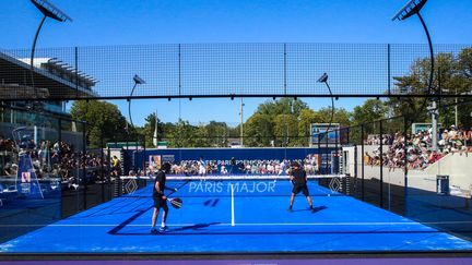 La paire Mario Ripoll Ortega-Matias Nicoletti face à la paire Yann Auradou-Emmanuel Vives, le 11 juillet 2022, au Greenweez Paris Major, à Paris. (IBRAHIM EZZAT / AFP)