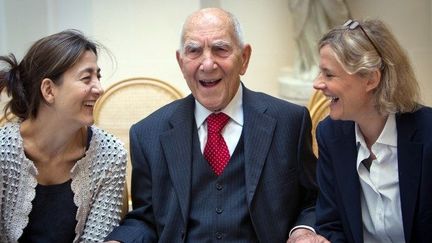 2010, Hessel entre deux ex-otages: Ingrid Betancourt (à gauche) et la journaliste Florence Aubenas. (LOIC VENANCE / AFP)