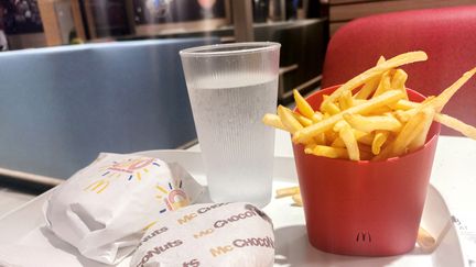 De la vaisselle réutilisable est servie dans un restaurant à Toulouse (Haute-Garonne), le 25 octobre 2022. (NICOLAS GUYONNET / HANS LUCAS / AFP)