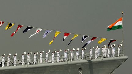 Des marins indiens se tiennent sur le pont de l'INS Mumbai lors d'une revue des troupes &agrave; Bombay (Inde), le 20 d&eacute;cembre 2011. (PUNIT PARANJPE / AFP)