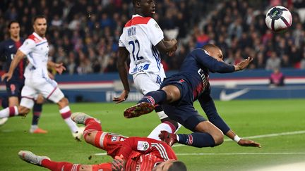 Le gardien lyonnais Lopez fauche le Parisien Mbappé dans la surface (ANNE-CHRISTINE POUJOULAT / AFP)