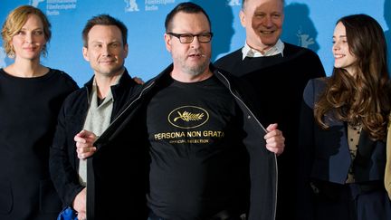 Le réalisateur danois Lars von Trier (au centre) arbore un tee-shirt "Persona non grata" lors de la présentation de "Nymphomaniac - Volume 1" au Festival de Berlin, le 9 février 2014. (TIM BRAKEMEIER / DPA)