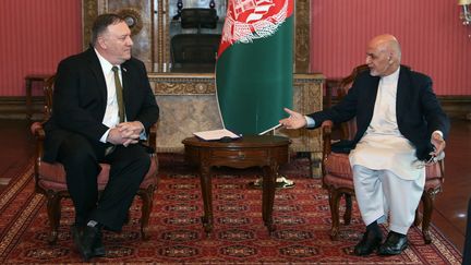 Le secrétaire d'Etat américain, Mike Pompeo (à gauche), et le président afghan Ashraf Ghani, le 23 mars 2020 à Kaboul (Afghanistan). (PRESS OFFICE OF PRESIDENT OF AFG / AFP)