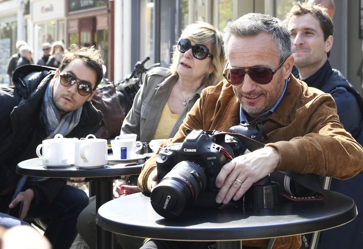 Le photographe Sébastien Valiela (au premier plan) et Michèle Marchand (derrière lui), à la terrasse d'un café, le 5 mai 2017 au Touquet (Pas-de-Calais) (ERIC FEFERBERG / AFP)