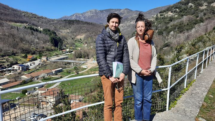 Pierrot Pantel, ingénieur écologue, et Clémence Delahaye, agricultrice, deux des opposants au projet de "chapelle" de 3.500 places qui doit être construite en contrebas, près de la rivière (là où un terrain a été déboisé). (AGATHE MAHUET/FRANCEINFO)