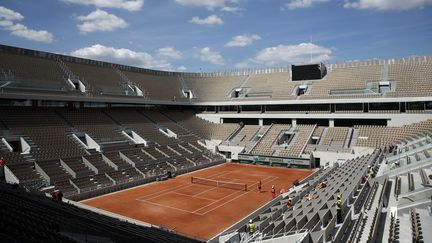 Le court Central de Roland-Garros, porte d'Auteuil à Paris. (YOAN VALAT / EPA)