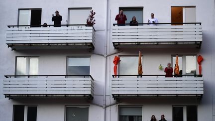 "Aux fenêtres et aux balcons sans aucun risque"&nbsp;lorsque cela sera nécessaire mais la Fête des voisins doit se tenir, estime son créateur (photo d'illustration). (INA FASSBENDER / AFP)