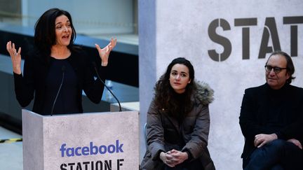 Sheryl Sandberg, directrice générale de Facebook, Roxanne Varza, directrice de Station F, et Xavier Niel, le 17 janvier 2017. (ERIC PIERMONT / AFP)