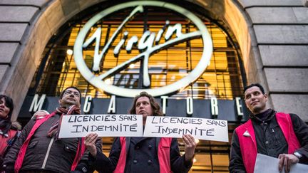 Des employ&eacute;s du Virgin Megastore de Lyon (Rh&ocirc;ne) manifestent le 9 janvier 2003. (JEFF PACHOUD / AFP )