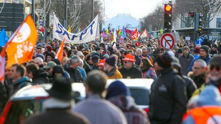 Les manifestants défilent dans une rue de Valence (Drôme) contre la réforme des retraites, le 19 janvier 2023. (NICOLAS GUYONNET / HANS LUCAS / AFP)