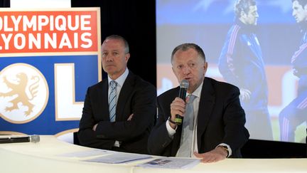 Bernard Lacombe, manager de l'OL (à gauche), et le président du club Jean-Michel Aulas (à droite) (PHILIPPE MERLE / AFP)