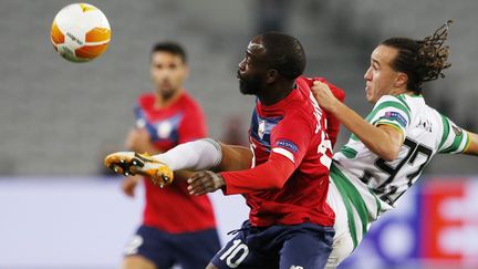 Le Lillois Jonathan Ikone au duel avec Diego Laxalt (PASCAL ROSSIGNOL / X00234)