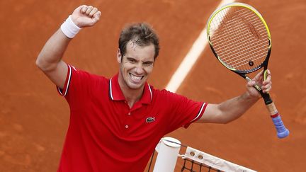 Richard Gasquet c&eacute;l&egrave;bre sa victoire contre Nikolay Davydenko au tournoi de Roland Garros samedi 1er juin 2013 (PATRICK KOVARIK / AFP)