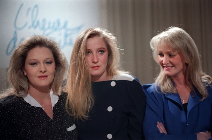 Les filles de Jean-Marie Le Pen : Marie-Caroline (à g.), Marine (au centre) et Yann (à d.), assistent à l'émission "L'Heure de Vérité" à laquelle participe leur père, le 27 janvier 1988. (JOEL ROBINE / AFP)