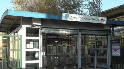 Quatre personnes ont été blessées, dont deux grièvement, dans une bagarre à coups de hache dans la gare RER d'Ozoir-la-Ferrière, en Seine-et-Marne, lundi 4 novembre.