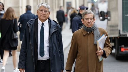 Eric Coquerel (La France insoumise) et Charles de Courson (Libertés, indépendants, outre-mer et territoires) à la sortie de Matignon, à Paris, le 17 septembre 2024. (LUDOVIC MARIN / AFP)