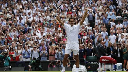 Roger Federer, sacré pour la huitième fois à Wimbledon (ADRIAN DENNIS / AFP)