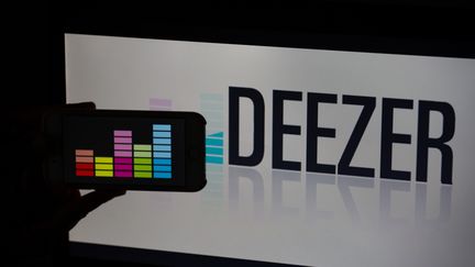 Le logo de l'application Deezer, parmi les plus importantes plateformes du streaming musical mondial. Le leader reste le Suédois Spotify, avec 83 millions d'utilisateurs.&nbsp; (ALEXANDER POHL / NURPHOTO)