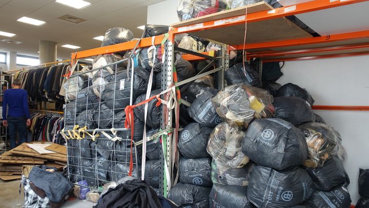 Les sacs de vêtements avant le tri dans l'atelier parisien Bis boutique Solidaire
 (Corinne Jeammet)