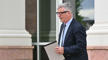 L'acteur américain Alec Baldwin quitte le palais de justice après avoir comparu devant le tribunal lors d'une audience préliminaire avant son procès pour homicide involontaire à Santa Fe, au Nouveau-Mexique, le 8 juillet 2024. (FREDERIC J. BROWN / AFP)