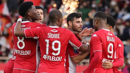 Kevin Volland et les joueurs de l'AS Monaco, vainqueurs du FC Metz lors de la 17e journée de Ligue 1, dimanche 5 décembre 2021. (VALERY HACHE / AFP)