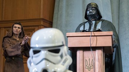 Dark Vador, candidat officiel du Parti ukrainien de l'internet, a donn&eacute; une conf&eacute;rence de presse samedi 29 mars 2014 &agrave; Kiev, en Ukraine.&nbsp; (REUTERS)