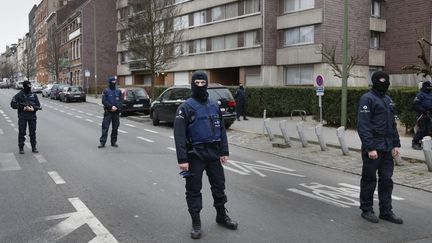 Des policiers dans le quartier de Molenbeek, à Bruxelles, vendredi 18 mars 2016.&nbsp; (FRANCOIS LENOIR / REUTERS)