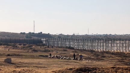 Au niveau de la frontière égyptienne à Rafah, dans le sud de la bande de Gaza, près d'un camp de Palestiniens déplacés, le 24 janvier 2024. (AFP)