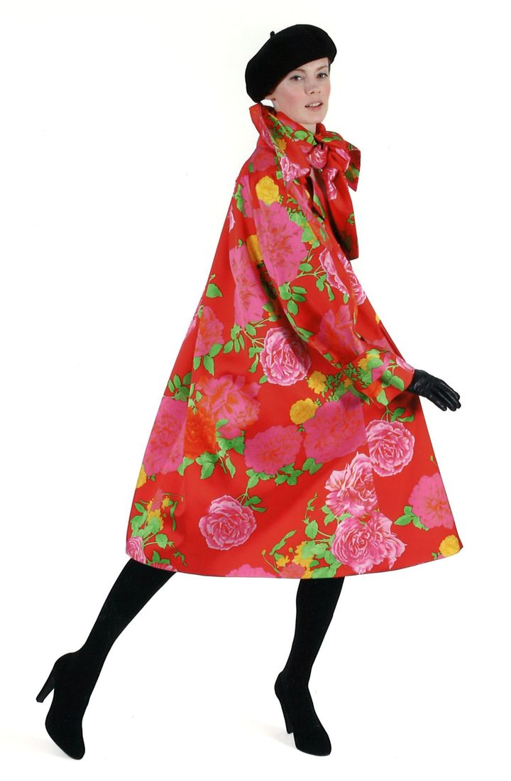 Takada automne-hiver 2007-08 : manteau en satin duchesse figurant un motif floral sur fond rouge, écharpe coordonnée. Estimation pour la vente Artcurial: 300 - 500 € (Takada)