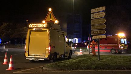 Un véhicule des secours sur le lieu où un enfant de 5 ans a été blessé par balles à Pacé (Ille-et-Vilaine), le 26 octobre 2024. (EWEN BAZIN / OUEST FRANCE / MAXPPP)