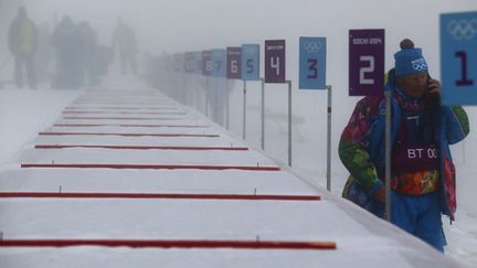 Compliqué de pratiquer le biathlon avec du brouillard... (MICHAEL KAPPELER / DPA)