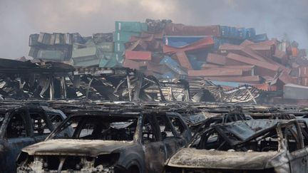 &nbsp; (Carcasses brulées et containers soufflés àprès les explosions survenues à Tianjin. Photo prise le 13 aout 2015 © Maxppp)