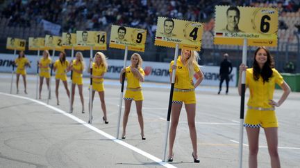 Des "grids girls" lors d'un tournoi de Formule 1 à Hockenheim (Allemagne), le 1er mai 2011. (RONALD WITTEK / DPA / AFP)