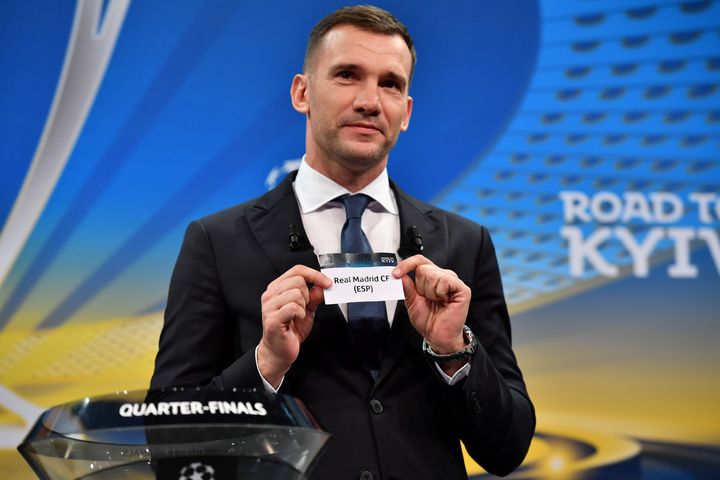 L'ancien ballon d'or a effectué le tirage au sort à Nyon. (FABRICE COFFRINI / AFP)