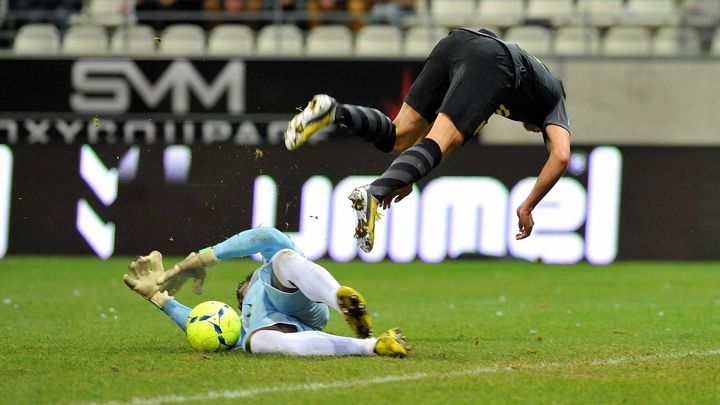 Un attaquant du LOSC bute sur le gardien de Reims lors du match Reims-Lille, le 15 d&eacute;cembre 2012. (MAXPPP)