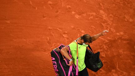 Après avoir eu raison du couvre-feu, Rafael Nadal est finalement battu par Novak Djokovic en demi-finale de Roland-Garros, au terme d'un match épique (3-6, 6-3, 7-6, 6-2). (YOAN VALAT / EPA)