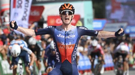 Eddie Dunbar lève les bras lors de sa victoire sur la 11e étape de la Vuelta, le 28 août 2024 à Padron. (MIGUEL RIOPA / AFP)