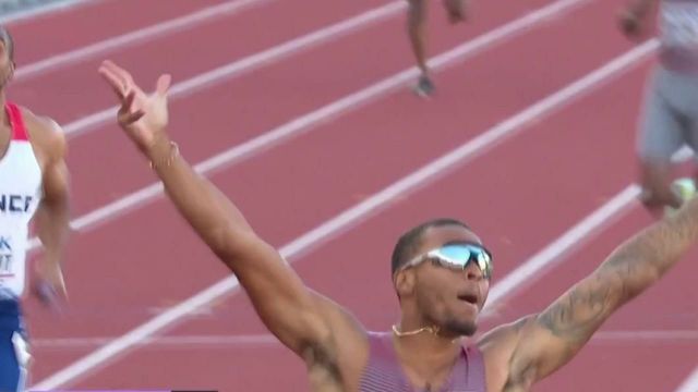 Les relayeurs canadiens ont créé la surprise en s'adjugeant le titre mondial dans cette finale du 4x100 mètres. Le quatuor composé d'Aaron Brown, Jerome Blake, Brendon Rodney et Andre De Grasse s'est imposé en 37 secondes et 48 centièmes, la meilleure performance mondiale de l'année. Les États-Unis, favoris de la course, prennent la deuxième place devant les Britanniques. De leur côté, les Français ont été disqualifiés après un mauvais passage de témoin.